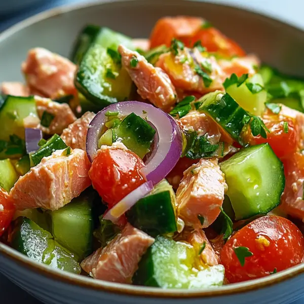 Schneller Thunfischsalat mit Gurke und Tomate