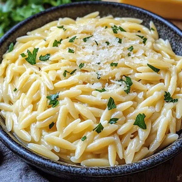 Cremige Orzo-Nudeln mit Knoblauch und Parmesan