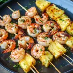 Gegrillte Garnelenspie&szlig;e mit Ananas in &Ouml;l und Knoblauchso&szlig;e